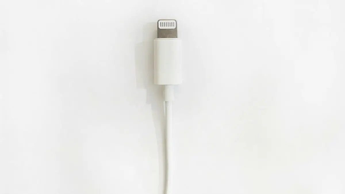 Adapter och elkontakter på Brac